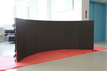 Zakrzywione ekrany LED P5.95 dla zdarzeń, metoda synchronicznego sterowania zewnętrzną tablicą wyświetlacza