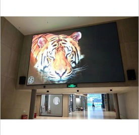 Wynajem stołu montażowego Kryty ekran reklamowy P3 200 - 800 W Pobór mocy przez panel