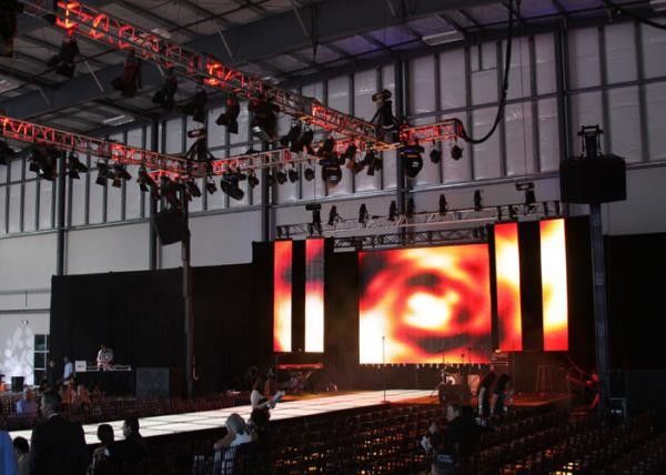 Komercyjna scena reklamowa Ekran LED 3mm Piksel Pitch SMD2121 Pakiet LED